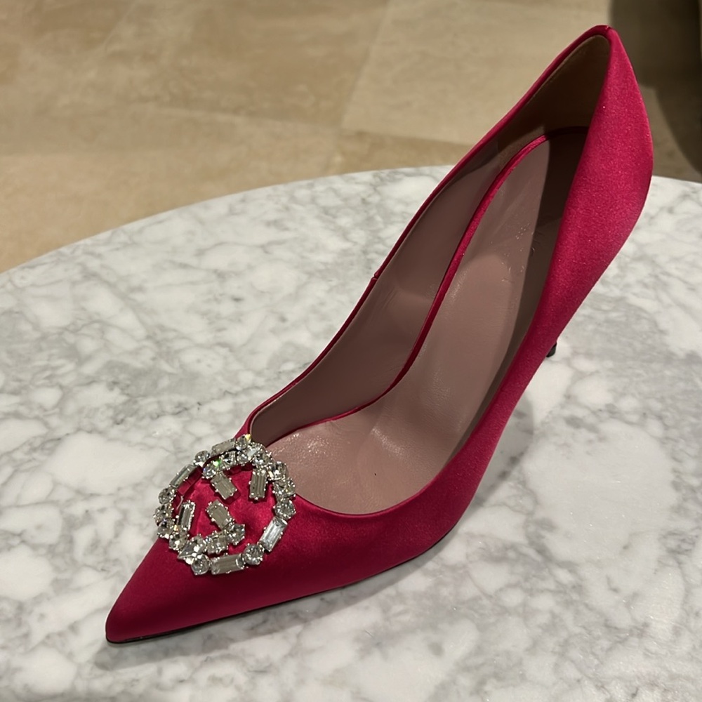 Gucci. Fuchsia Satin & Swarovski Crystal Heels. 37 NEW